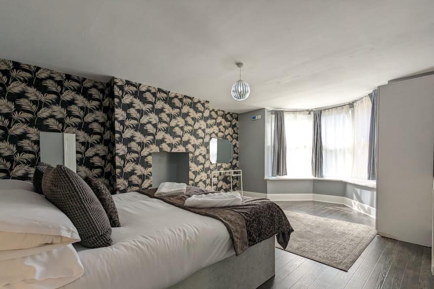 This serviced apartment is a 2 bedroom(s), 1.5 bathrooms, located in Birmingham, England.