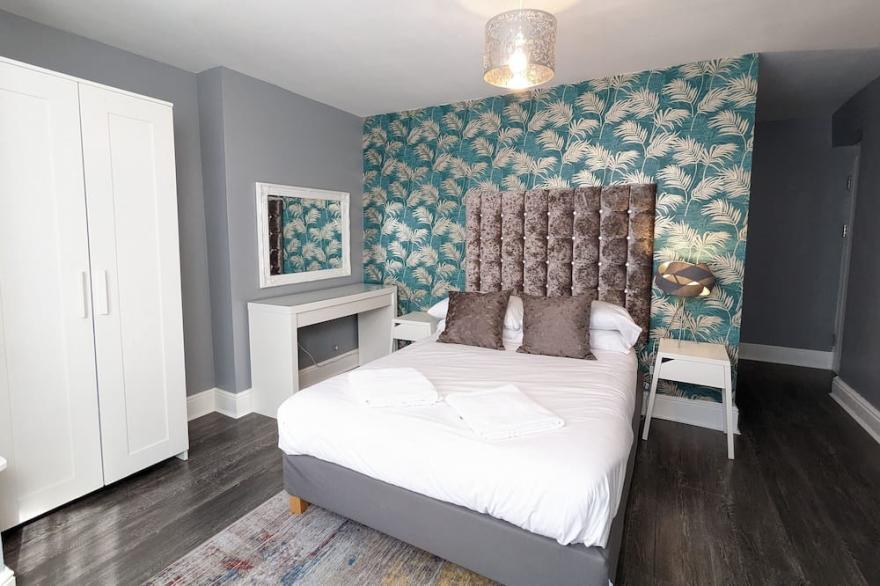 This serviced apartment is a 2 bedroom(s), 1.5 bathrooms, located in Birmingham, England.