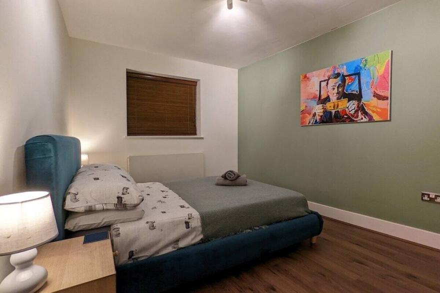 This serviced apartment is a 2 bedroom(s), 2 bathrooms, located in Birmingham, West Midlands.