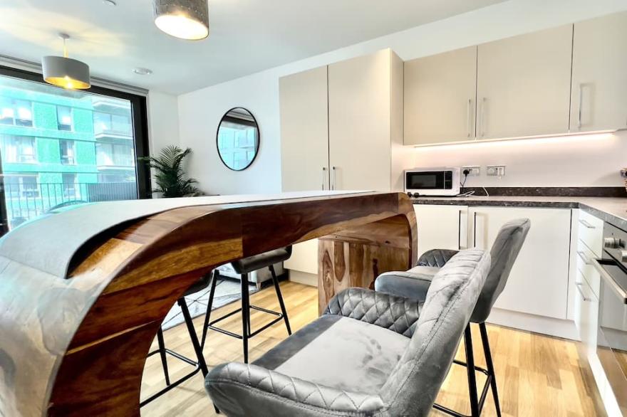 Embassy Gardens 2B~Huge terrace- VIP Luxury suite