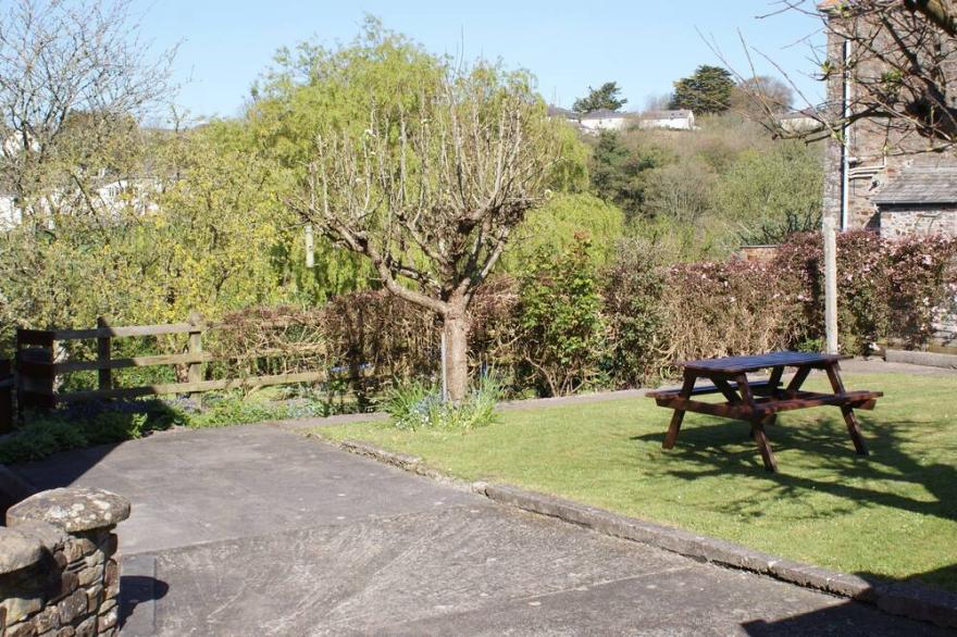 close to Bude beaches, family friendly, quiet village, wifi, private parking