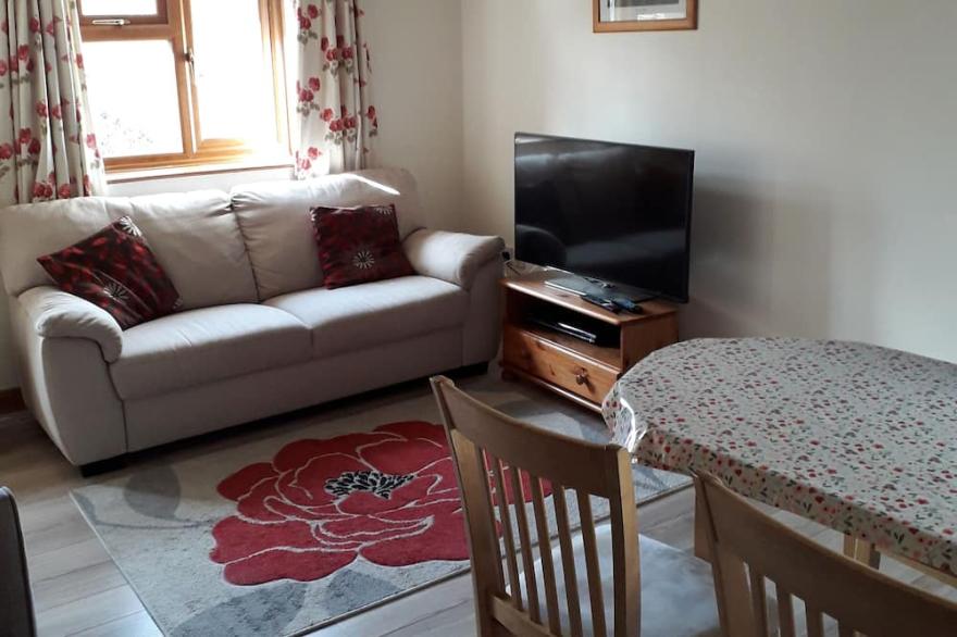 close to Bude beaches, family friendly, quiet village, wifi, private parking
