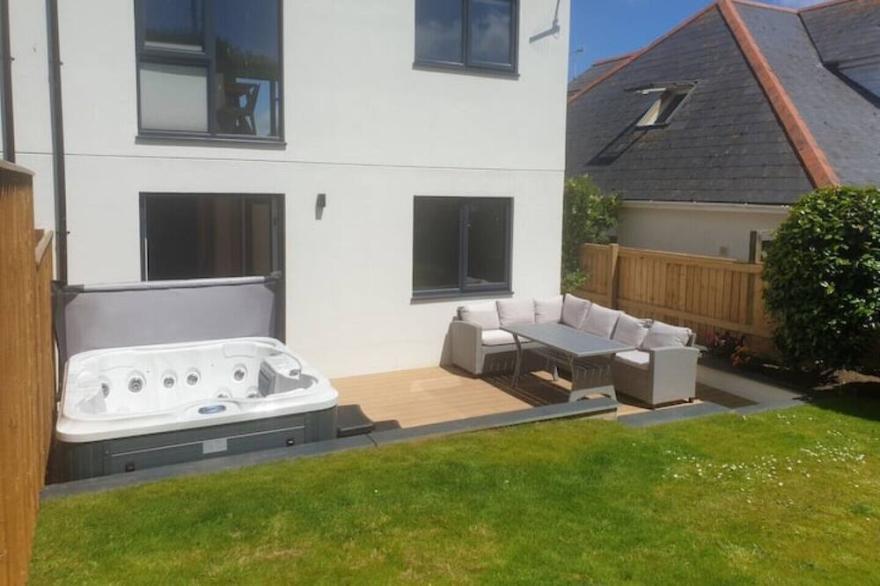 Modern open plan house, sea views and hot tub