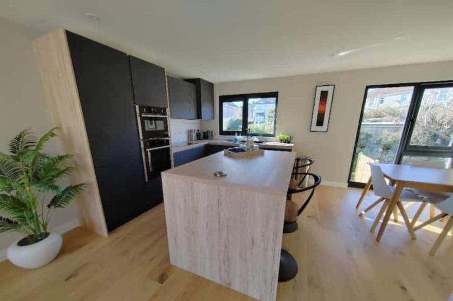 Modern open plan house, sea views and hot tub