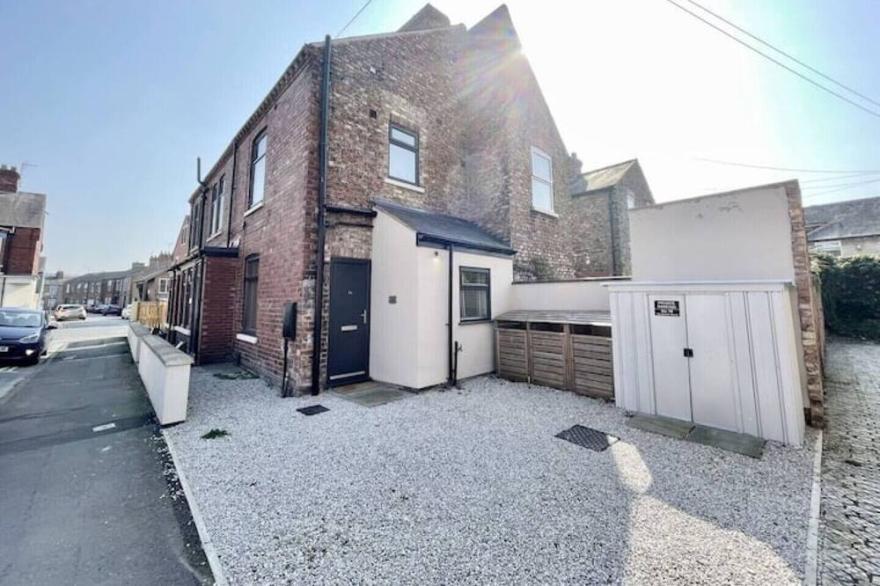 Townhouse with private parking