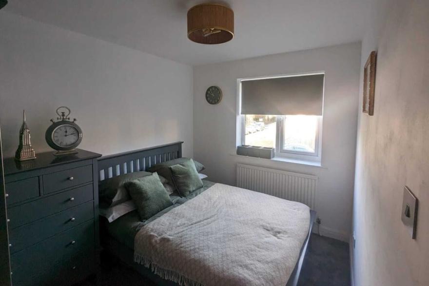 Modern, stylish 3 bed house, FREE parking, child friendly - 5 mins from the city