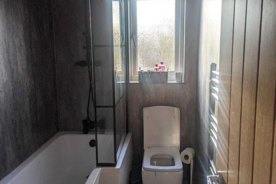 Modern, stylish 3 bed house, FREE parking, child friendly - 5 mins from the city