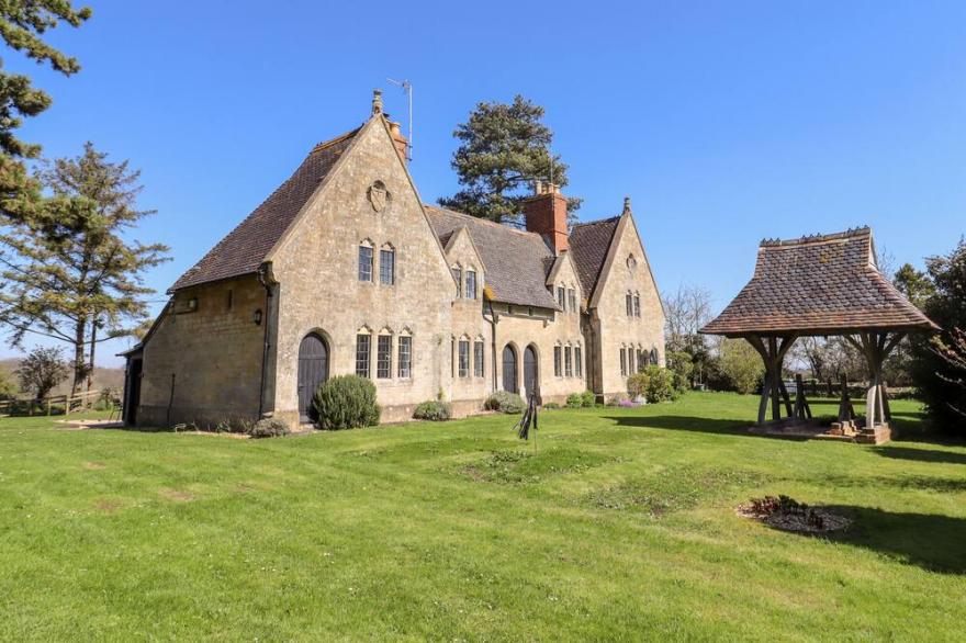 THE ALMS HOUSES, pet friendly, with open fire in Tewkesbury