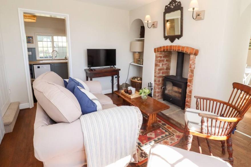 THE ALMS HOUSES, pet friendly, with open fire in Tewkesbury