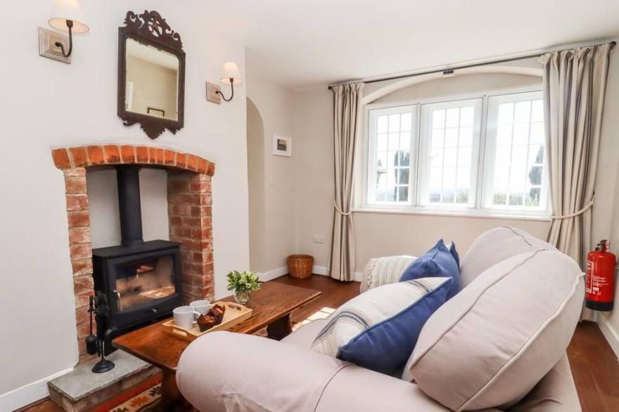 THE ALMS HOUSES, pet friendly, with open fire in Tewkesbury