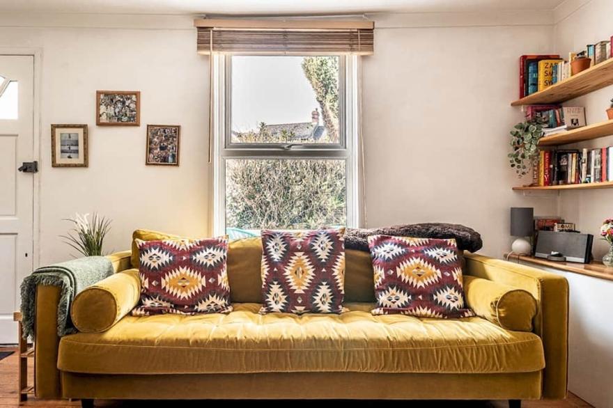 Pass the Keys | Cottage with garden tucked away in central Exeter