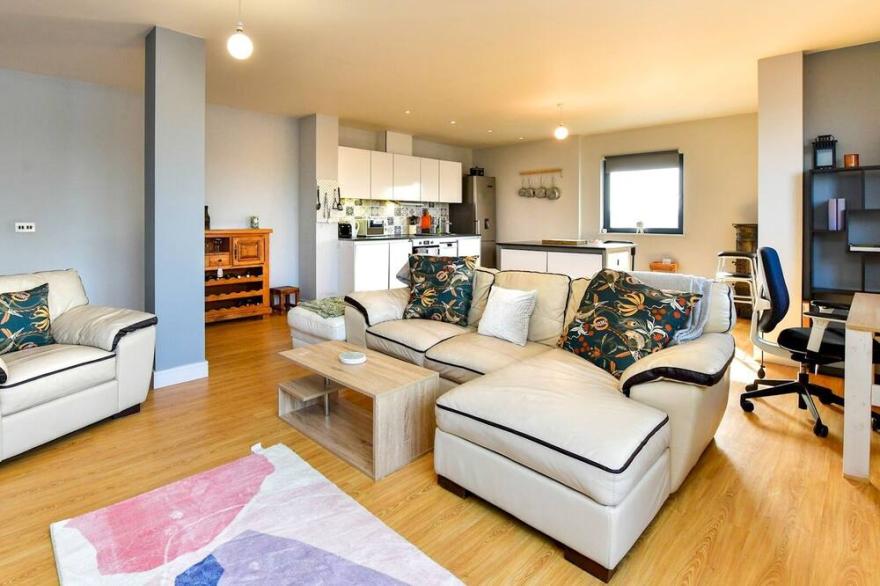 Pass the Keys | 2 Bedroom Waterside Apartment