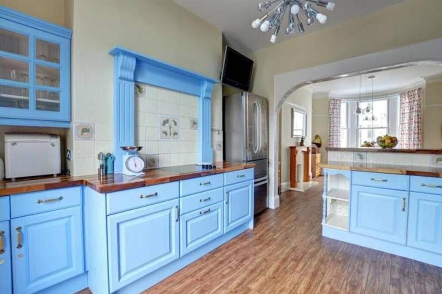 Seaside Retreat in North Bay - with parking