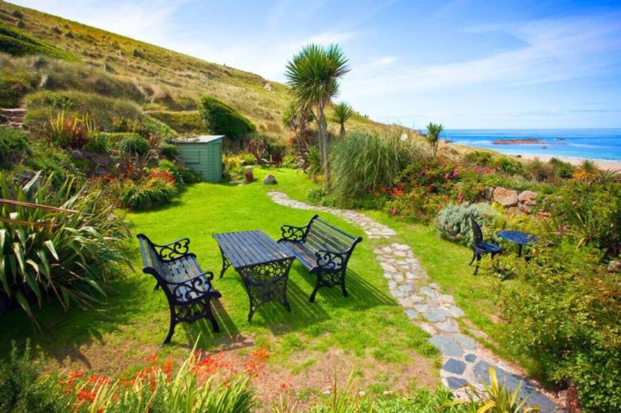 Whitebreakers, Beach Cottage, Sea-views, Garden