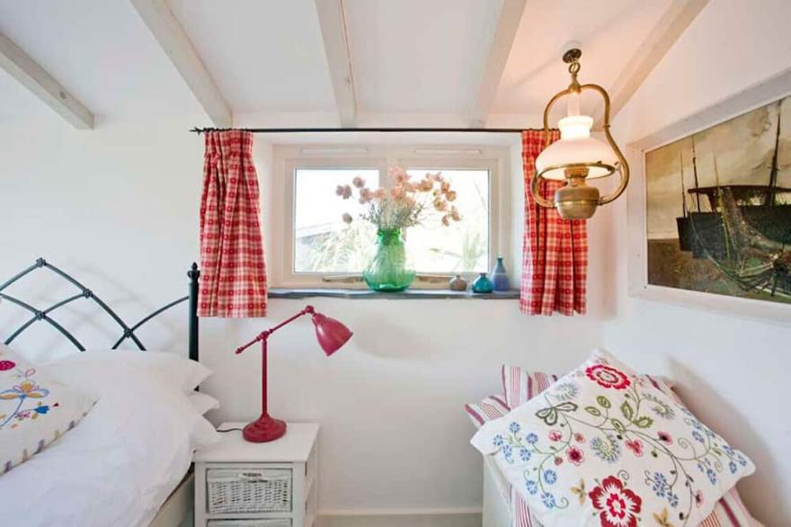 Beach Cottage, Sea views, Garden, Amazing Location