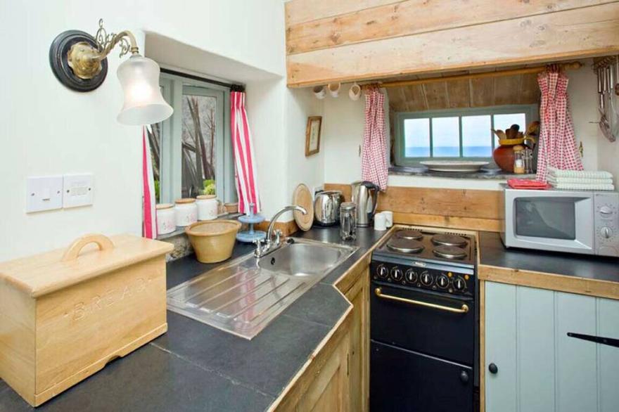 Little Petra, Beach Cottage, Sea Views, Garden