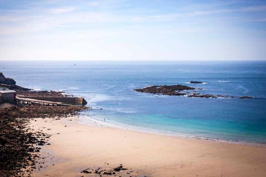 Penrose, Beach Cottage, Sea Views, Garden & Patio