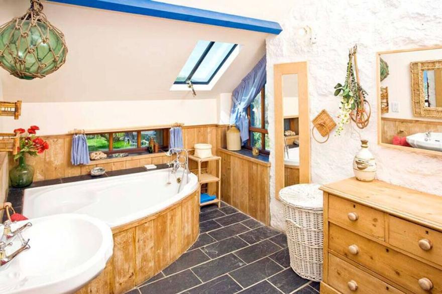 Penrose, Beach Cottage, Sea Views, Garden & Patio