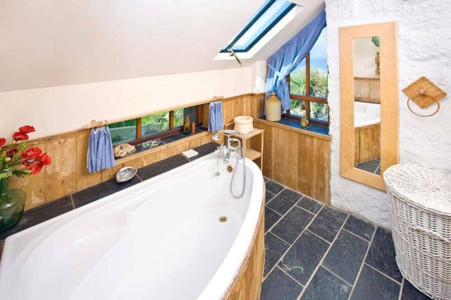 Penrose, Beach Cottage, Sea Views, Garden & Patio