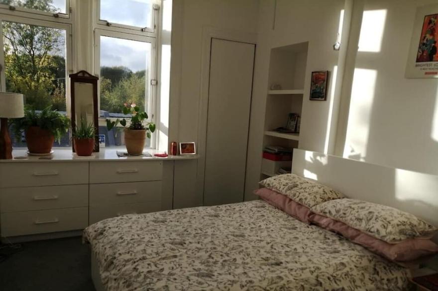 Stylish, comfortable 2 Bed apartment in Glasgow's West End