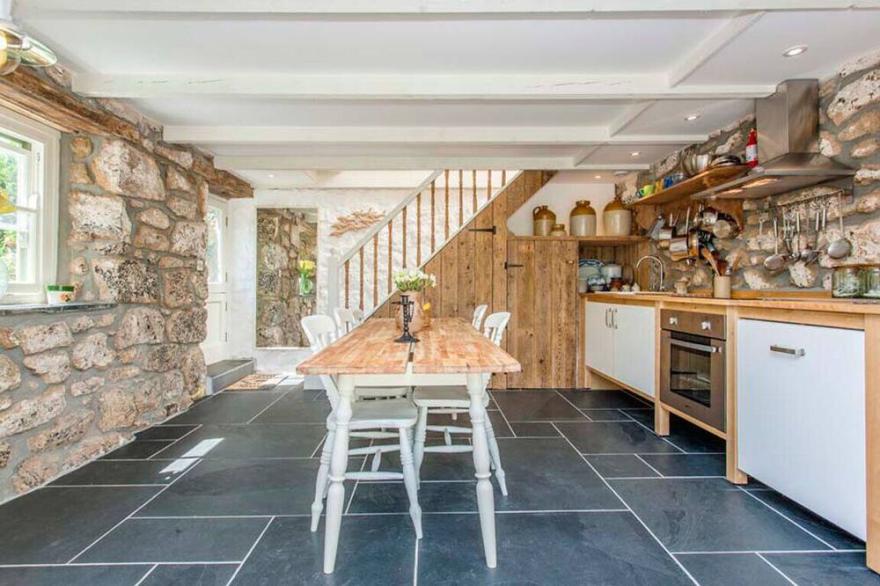 Castaways, Beach Cottage, Sea View, Garden & Patio