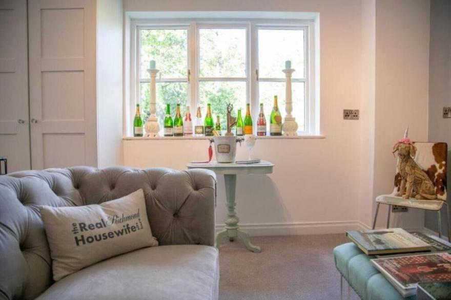 Orchard House, Richmond with hot tub, games room & parking