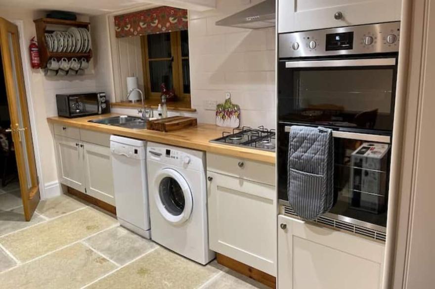 Whatley Cottage, Rural Retreat. Pet Friendly.