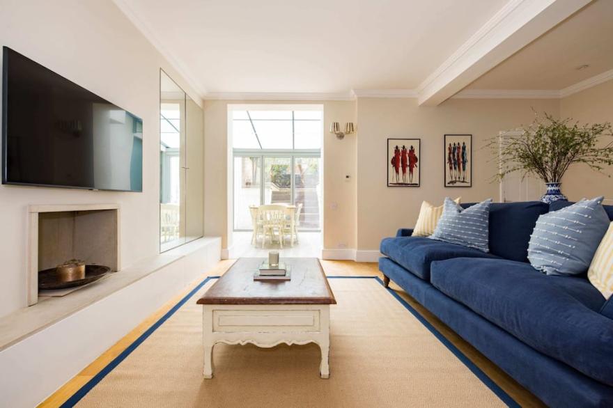Chic Earls Court Garden Apartment