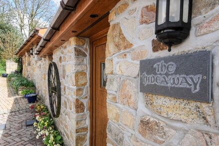 THE HIDEAWAY, pet friendly, character holiday cottage in St Austell