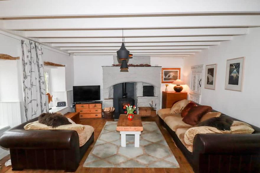 BRO TREF COTTAGE, pet friendly, with open fire in St Mawgan