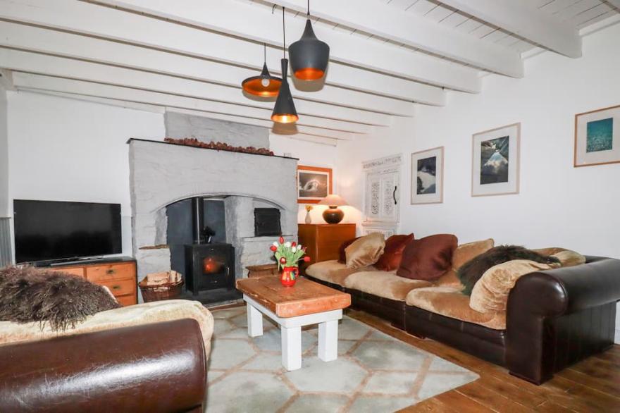 BRO TREF COTTAGE, pet friendly, with open fire in St Mawgan