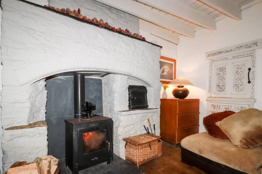 BRO TREF COTTAGE, pet friendly, with open fire in St Mawgan