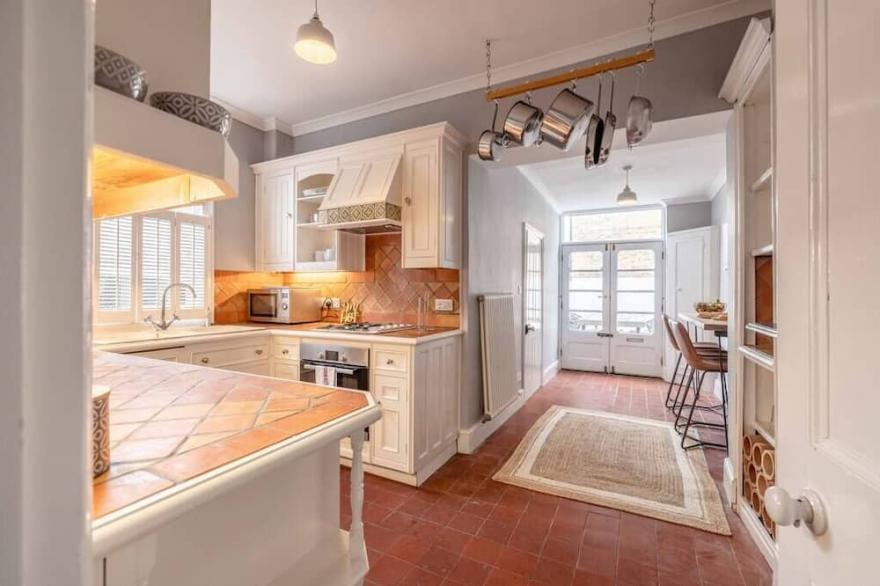 Stylish Home Central Windsor-Walk 2 All The Sights
