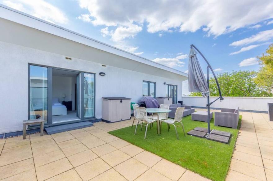 Stunning 2BD Flat with Large Balcony - Roehampton