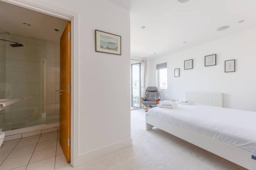 Stunning 2BD Flat with Large Balcony - Roehampton