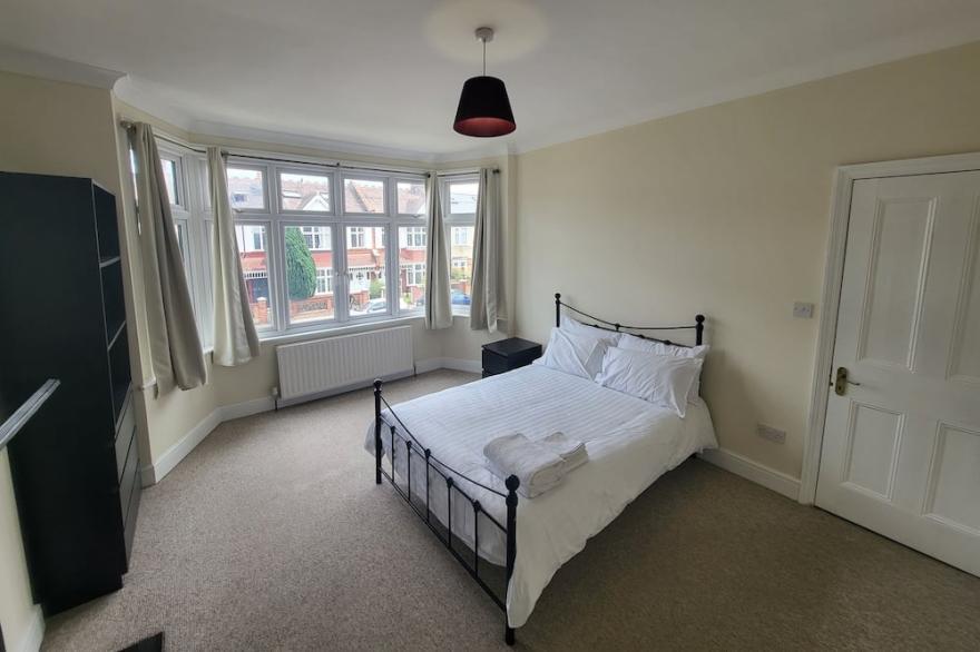 Spacious Central 5 Bedroom House by Tube Station