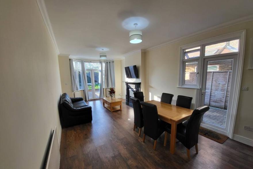 Spacious Central 5 Bedroom House by Tube Station