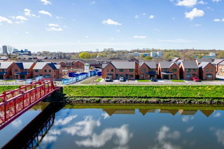 Stunning 2-Bed House in Manchester with canal view