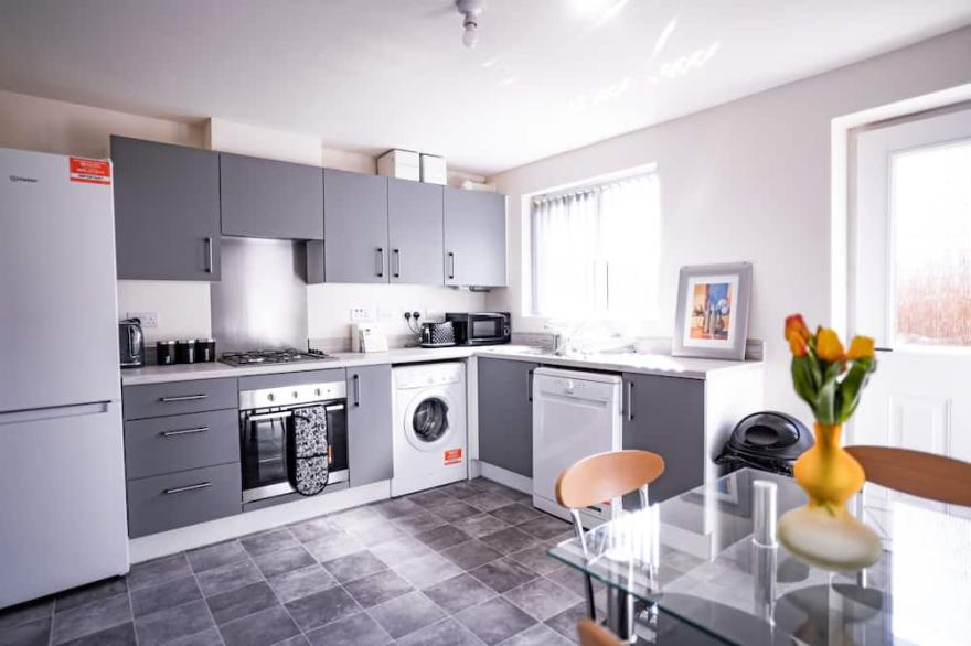 Stunning 2-Bed House in Manchester with canal view