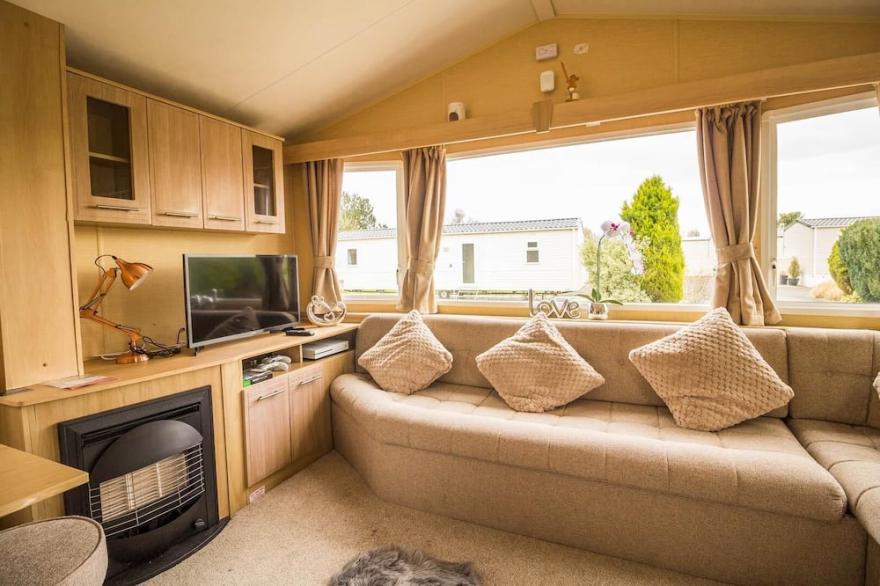Homely 6 berth caravan in Skegness, ref 33020W