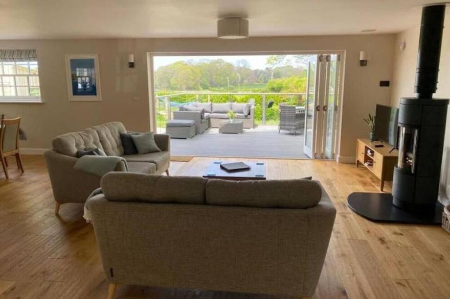 Luxury retreat with hot tub & wood burner - Mylor