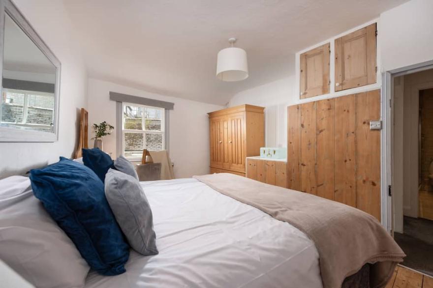 Saffron Cottage -  a cottage that sleeps 4 guests  in 2 bedrooms