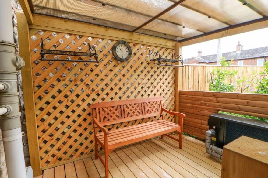 ROCK COTTAGE, pet friendly, with hot tub in Penrith