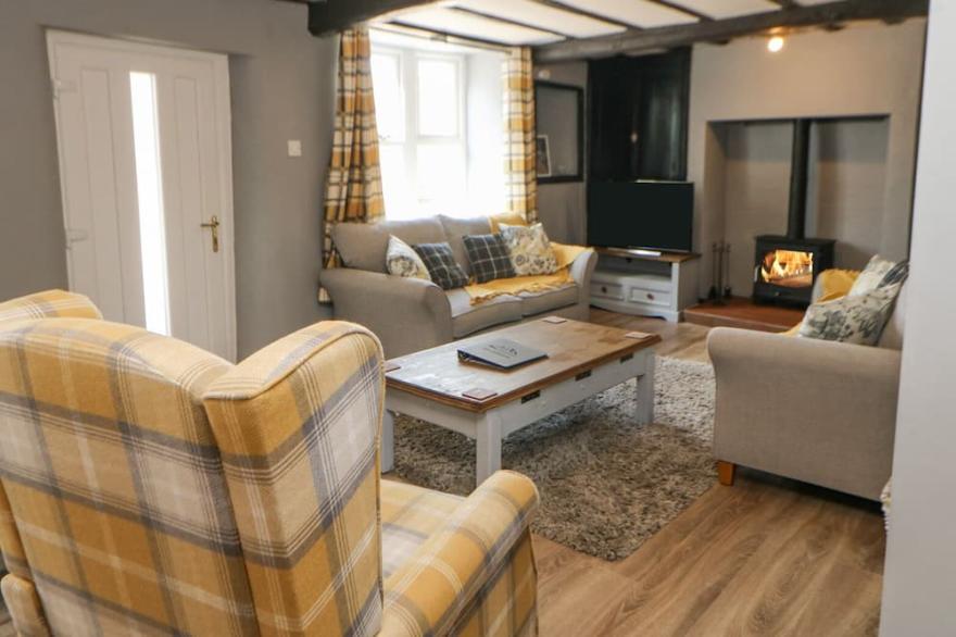 ROCK COTTAGE, pet friendly, with hot tub in Penrith