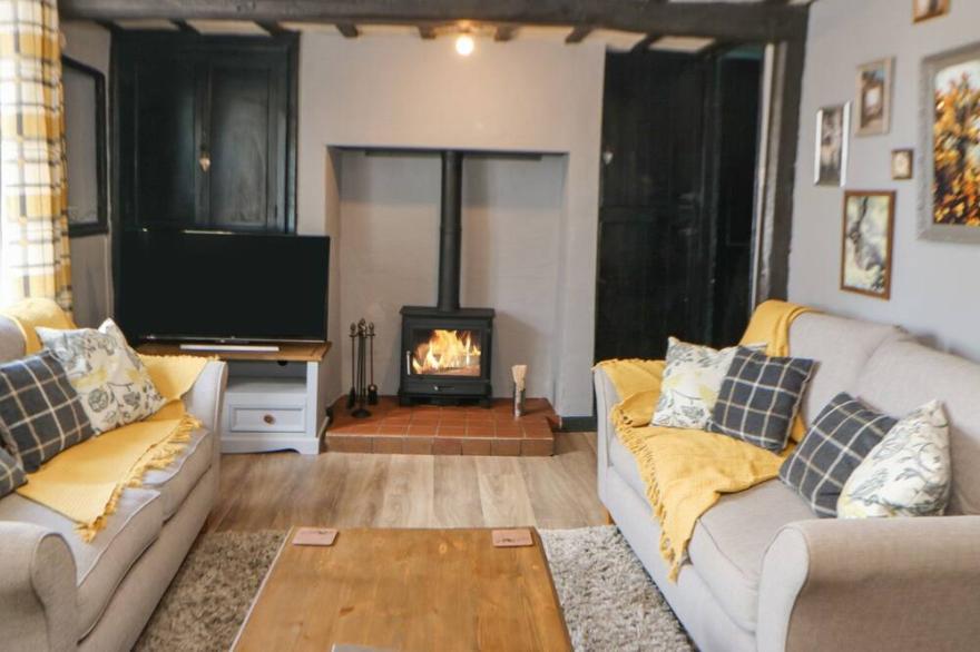 ROCK COTTAGE, pet friendly, with hot tub in Penrith