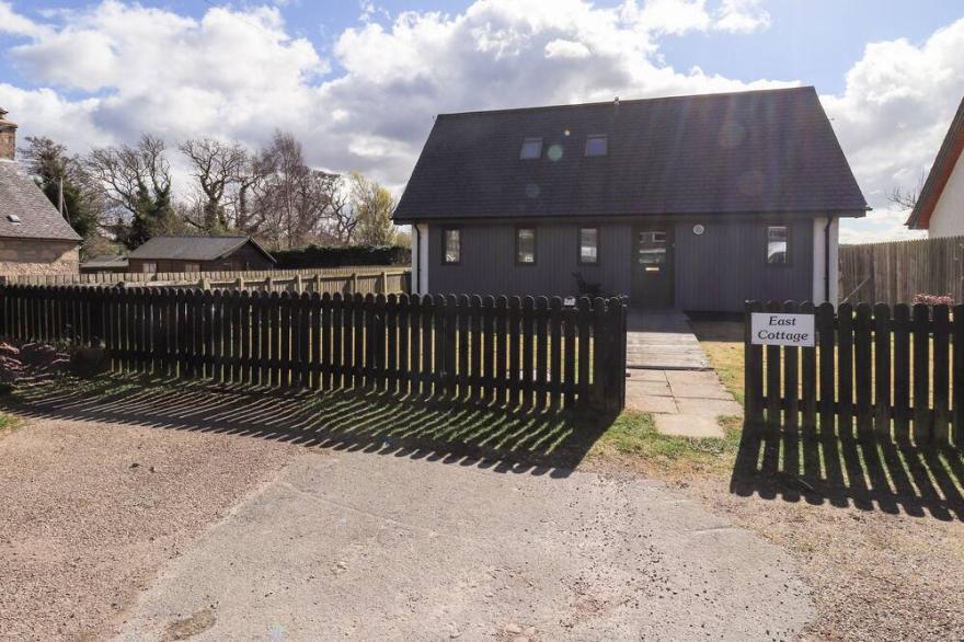 BRODIE EAST COTTAGE, family friendly, with a garden in Forres
