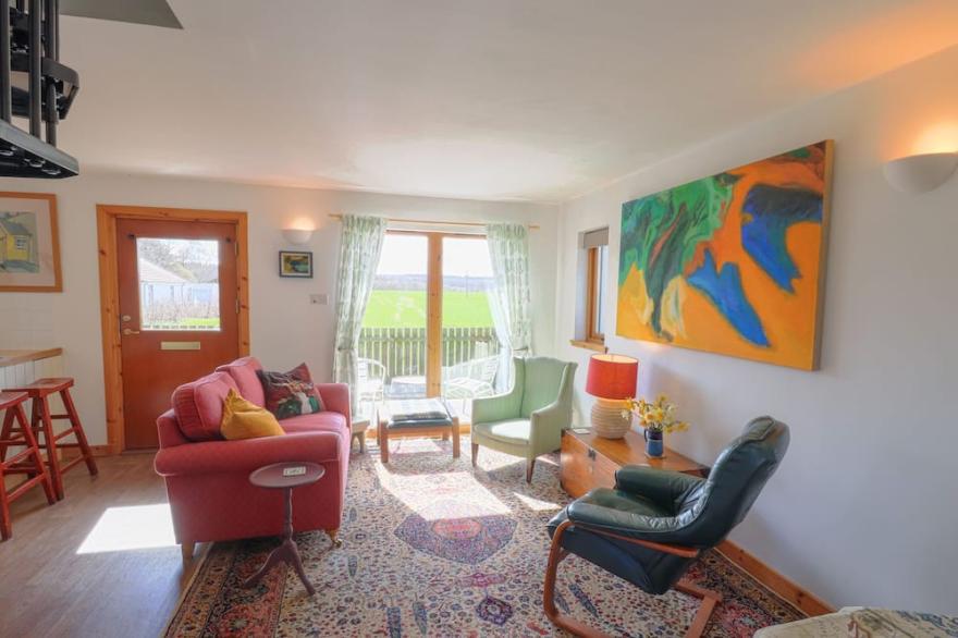 BRODIE EAST COTTAGE, family friendly, with a garden in Forres