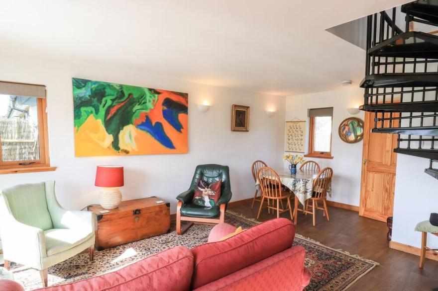 BRODIE EAST COTTAGE, family friendly, with a garden in Forres