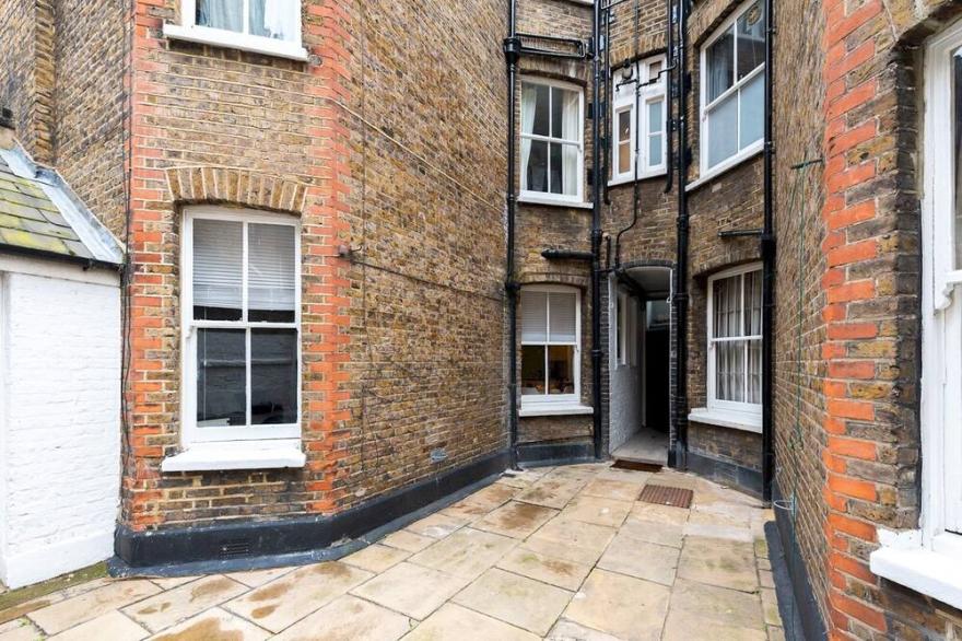 Pass the Keys | Beautiful Spacious Flat in Fulham