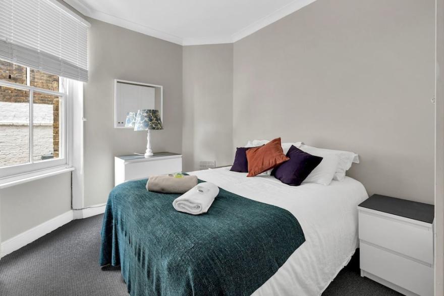 Pass the Keys | Beautiful Spacious Flat in Fulham
